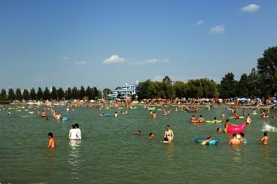 Strandolók a balatonlellei szabadstrandon-stock-foto