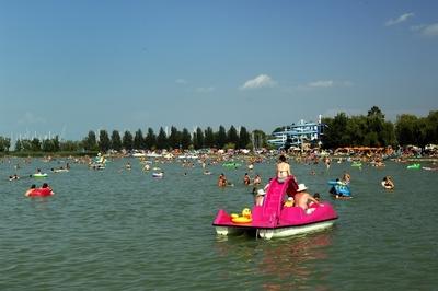Strandolók a balatonlellei szabadstrandon-stock-foto
