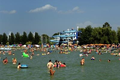Strandolók a balatonlellei szabadstrandon-stock-foto