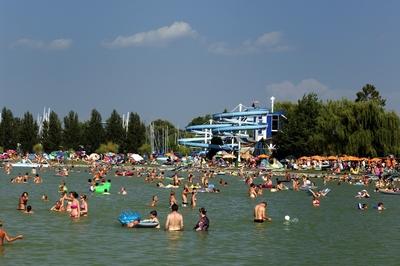 Strandolók a balatonlellei szabadstrandon-stock-foto