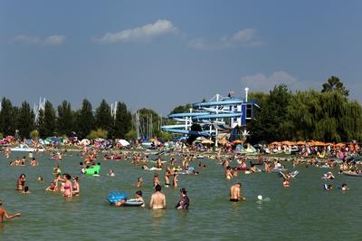 Strandolók a balatonlellei szabadstrandon-stock-photo