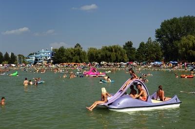 Strandolók a balatonlellei szabadstrandon-stock-foto