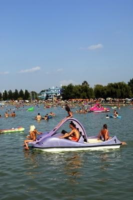 Strandolók a balatonlellei szabadstrandon-stock-foto