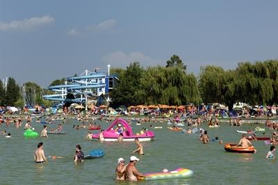 Strandolók a balatonlellei szabadstrandon-stock-foto