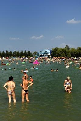 Strandolók a balatonlellei szabadstrandon-stock-foto