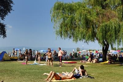 Strandolók a balatonlellei szabadstrandon-stock-foto