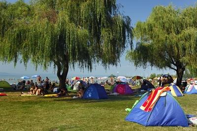 Strandolók a balatonlellei szabadstrandon-stock-foto