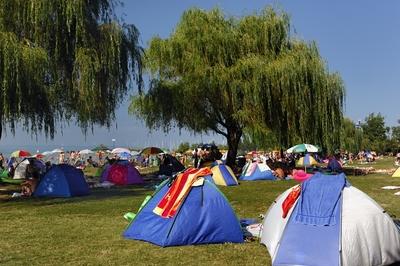 Strandolók a balatonlellei szabadstrandon-stock-foto