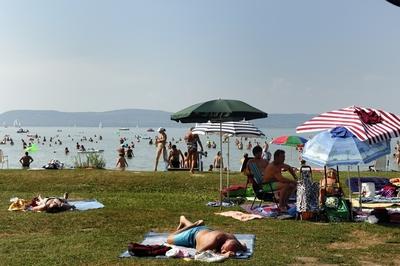 Strandolók a balatonlellei szabadstrandon-stock-foto