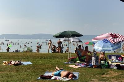 Strandolók a balatonlellei szabadstrandon-stock-photo