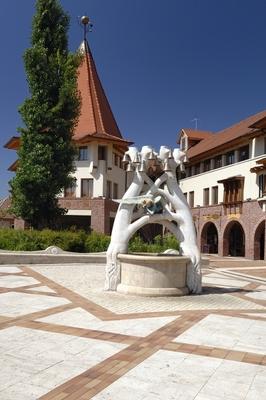 Veresegyháza, a Harangos-kút a város Főterén-stock-foto