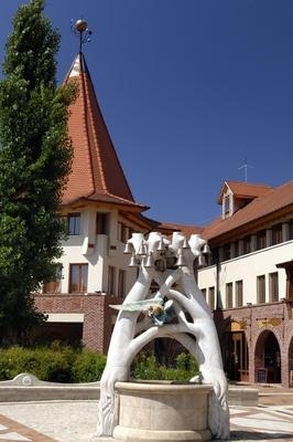 Veresegyháza, a Harangos-kút a város Főterén-stock-foto