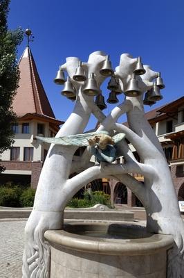 Veresegyháza, a Harangos-kút a város Főterén-stock-foto