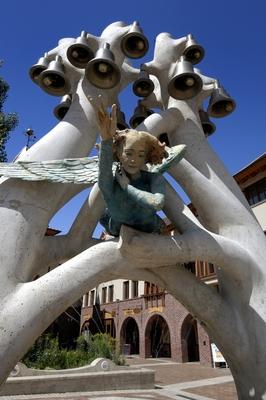 Veresegyháza, a Harangos-kút a város Főterén-stock-foto