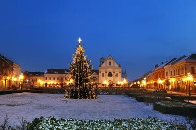 Vác, a főtér karácsonyi kivilágításban-stock-foto