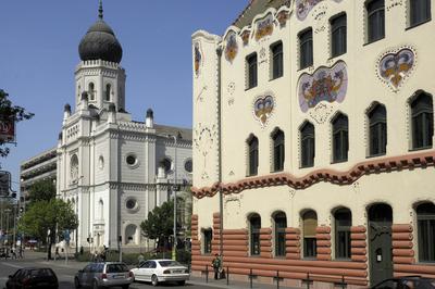 Kecskemét, a Cifrapalota és a Tudomány és Technika Háza-stock-foto