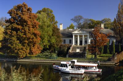 Szarvas, a Bolza-kastélya Holt-Körös partján-stock-foto