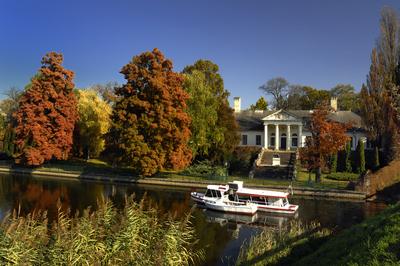 Szarvas, a Bolza-kastélya Holt-Körös partján-stock-foto