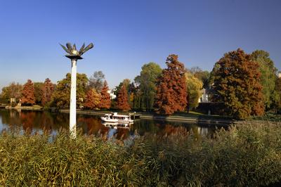 Szarvas, a Holt-Körös és a Millenniumi Emlékszobor-stock-foto
