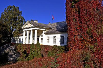 Szarvas, a Bolza-kastélya Holt-Körös partján-stock-foto