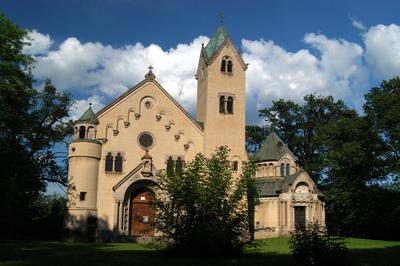Doboz, Katolikus templom és Wenckheim-sírbolt-stock-foto