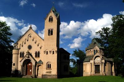 Doboz, Katolikus templom és Wenckheim-sírbolt-stock-foto