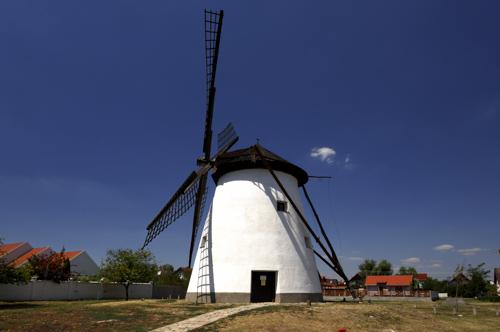 A Szeged-Kiskundorozsmai szélmalom-stock-foto