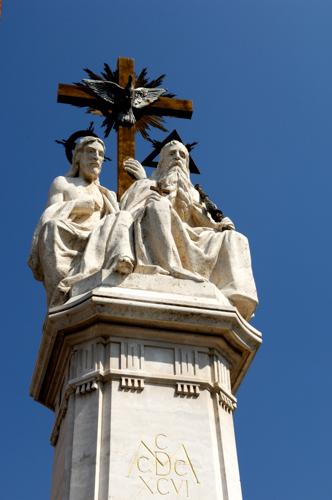 Szentháromság szobor a szegedi Dóm téren-stock-foto