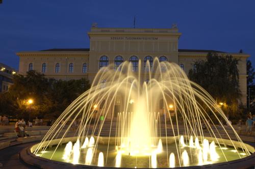Szeged, zenélő szökőkút a Dugonics téren-stock-foto