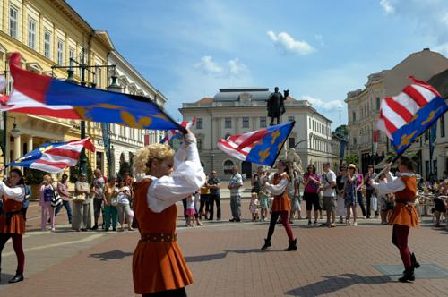 Szeged, zászlóforgatók a Kárász utcában-stock-foto