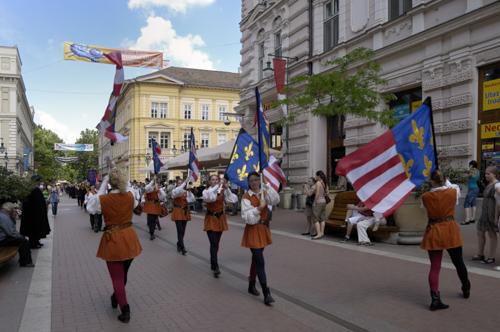 Szeged, zászlóforgatók a Kárász utcában-stock-foto