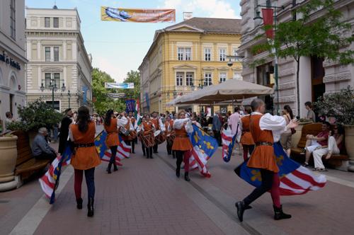 Szeged, zászlóforgatók a Kárász utcában-stock-foto