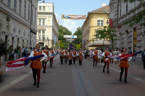 Szeged, zászlóforgatók a Kárász utcában-stock-foto