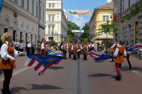 Szeged, zászlóforgatók a Kárász utcában-stock-foto