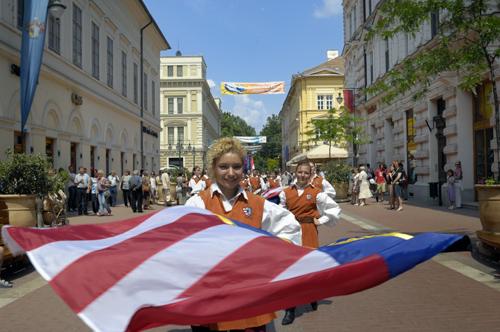 Szeged, zászlóforgatók a Kárász utcában-stock-foto
