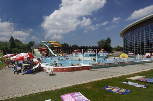 Szeged, Napfényfürdő Aquapolis-stock-foto