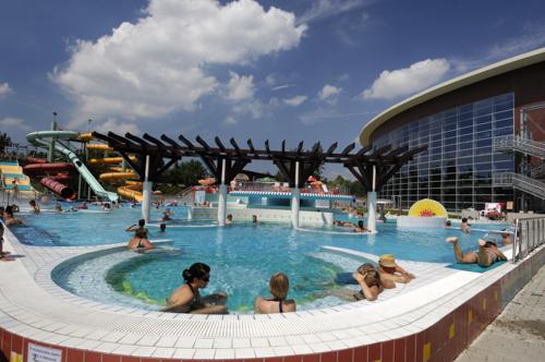 Szeged, Napfényfürdő Aquapolis-stock-foto