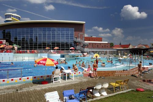 Szeged, Napfényfürdő Aquapolis-stock-foto