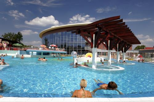 Szeged, Napfényfürdő Aquapolis-stock-foto