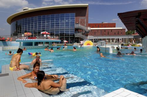 Szeged, Napfényfürdő Aquapolis-stock-foto