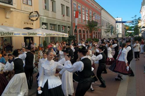 Szeged, néptáncosok a Kárász utcában-stock-foto