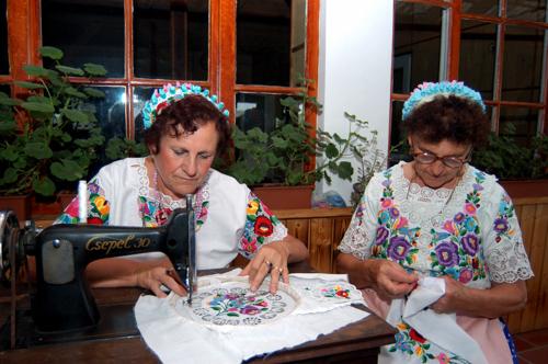 Kalocsai népviseletbe öltözött asszonyok-stock-foto