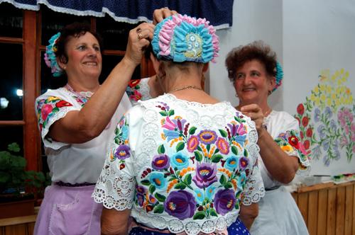 Kalocsai népviseletbe öltözött asszonyok-stock-foto