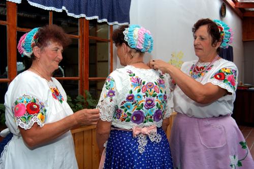 Kalocsai népviseletbe öltözött asszonyok-stock-foto