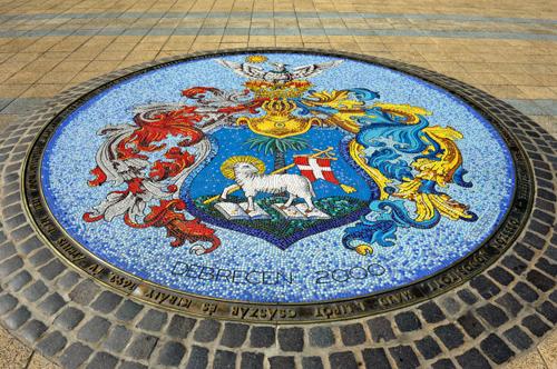 Debrecen címere a Kossuth téren-stock-foto