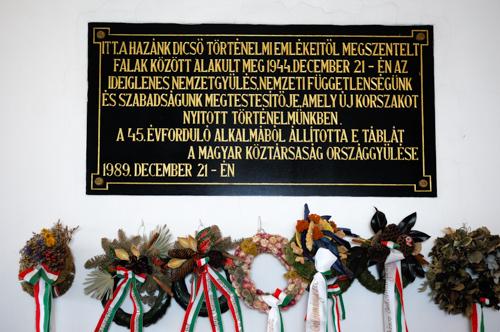 Emléktábla a Debreceni Református Kollégiumban-stock-foto