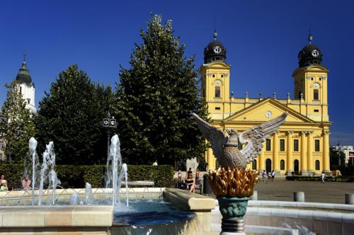Debrecen, a Millenniumi szökőkút és a Református Nagytemplom-stock-foto