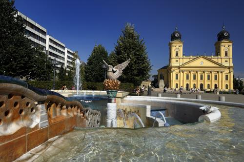 Debrecen, a Millenniumi szökőkút és a Református Nagytemplom-stock-foto