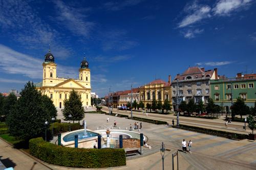 Debrecen főtere a Református Nagytemplommal-stock-foto