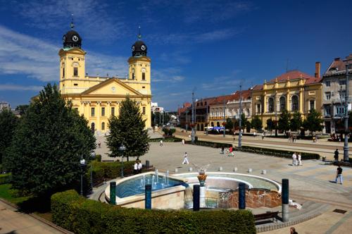 Debrecen főtere a Református Nagytemplommal-stock-foto